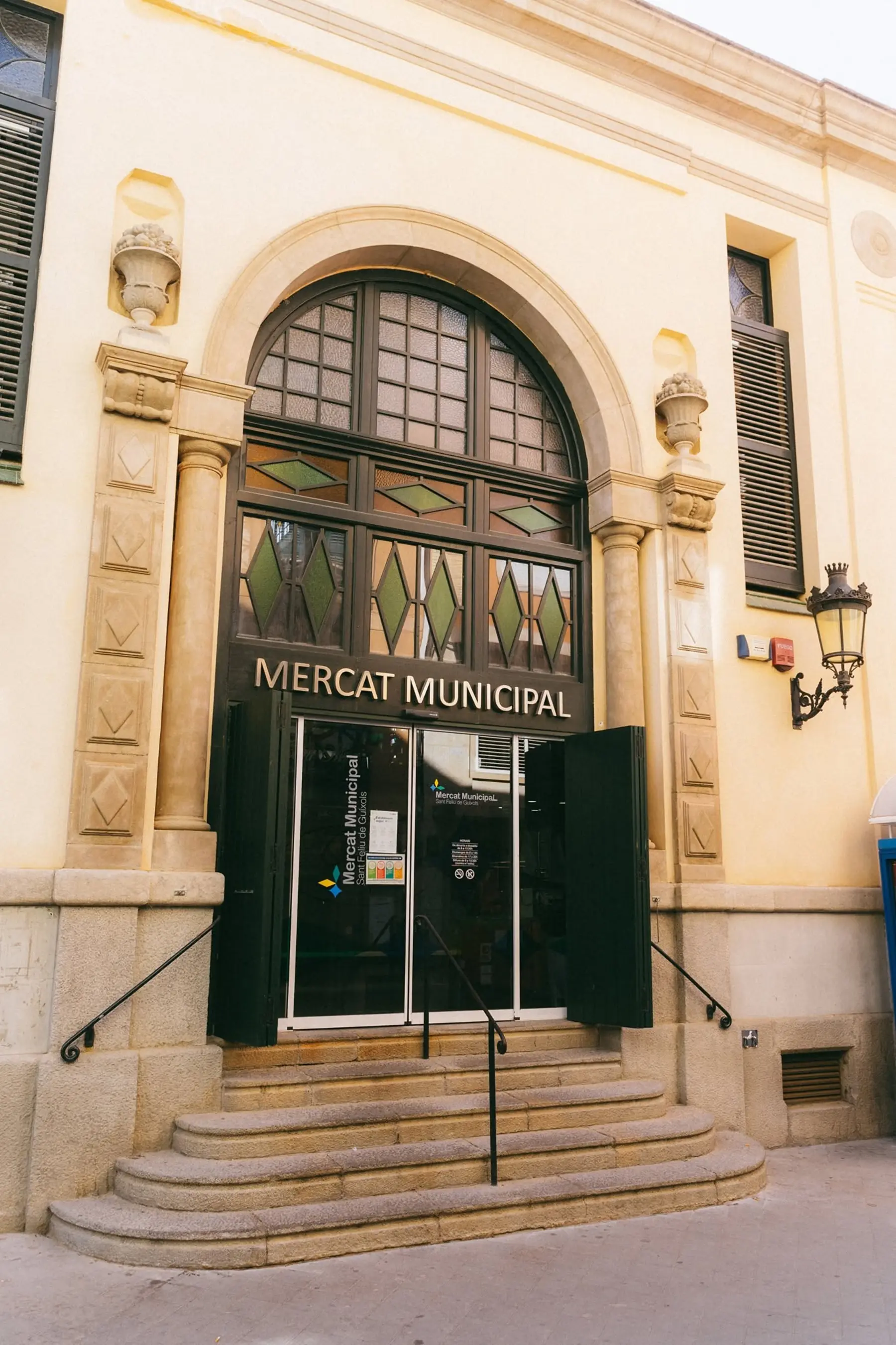 Façana del Mercat Municipal de Sant Feliu de Guíxols, on hi ha la peixateria La Ganxoneta.
